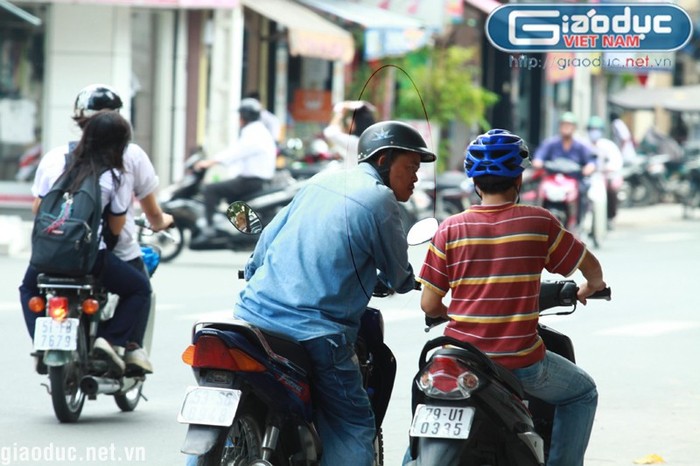 Phương thức hoạt động của nhóm này là thường đi 2-3 người trên các xe gắn máy. Một đối tượng chạy xe máy áp sát người đi đường rồi đưa ra lời giới thiệu là muốn bán rẻ một số thiết bị trong “ngành” vừa lấy ra được.